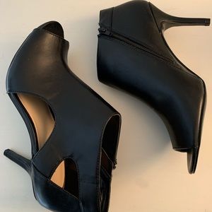 Nine West black open toe heeled bootie